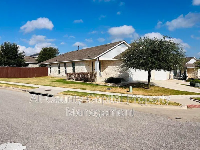 3 bed, 2.0 bath, 1450 sqft, $2,100 — Photo 2