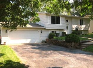 252 Highwood Dr, Chaska, MN 55318