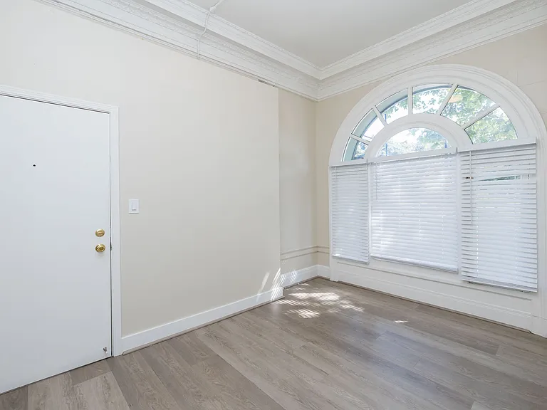 240 Grand — Photo 26