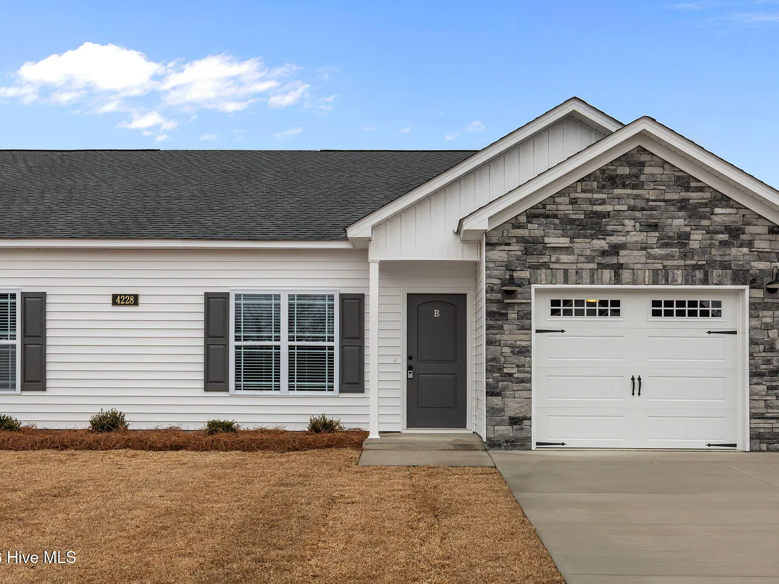 3 bed, 2.0 bath, 1439 sqft, $1,900 — Photo 1