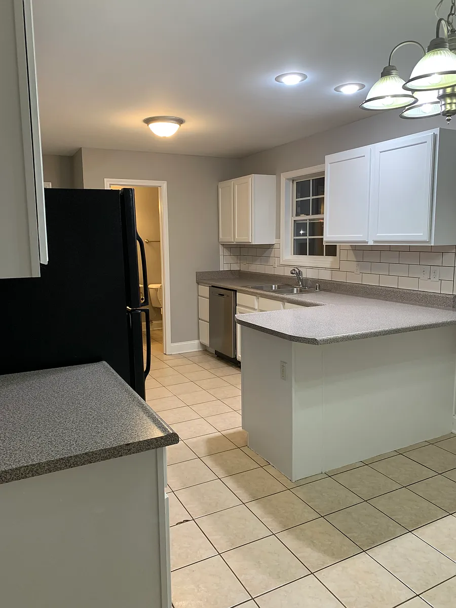 Building Photo - 542 Hampton Way #1
