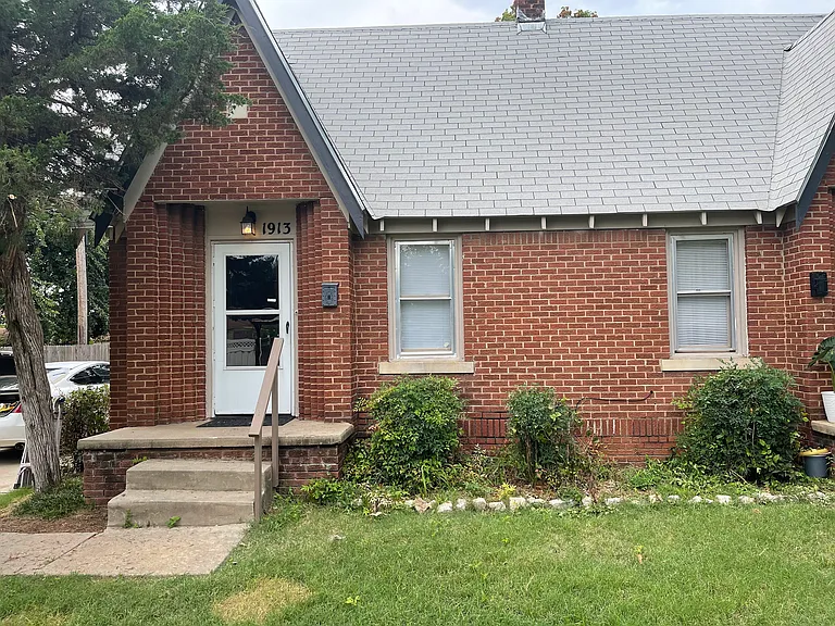 1913 N Ross Ave — Photo 2