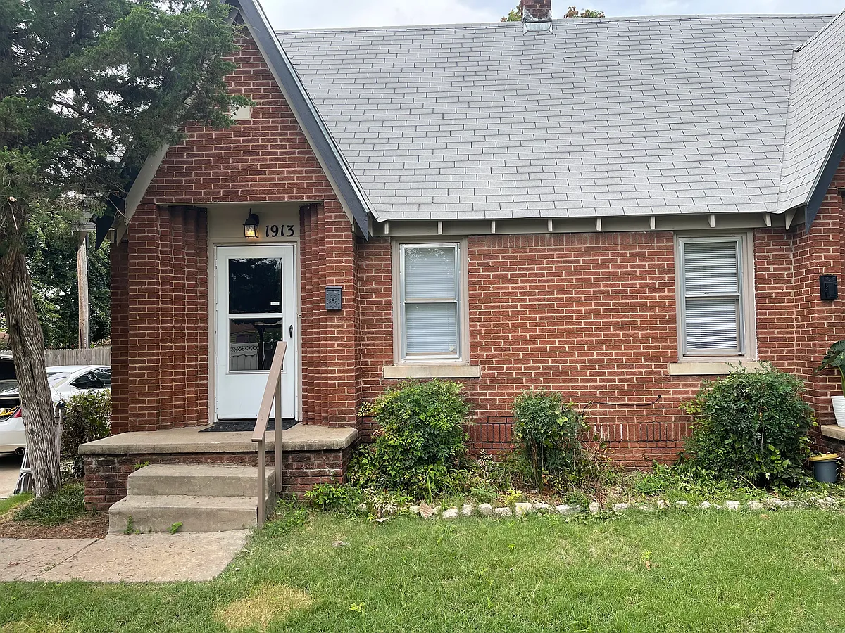Building Photo - 1913 N Ross Ave