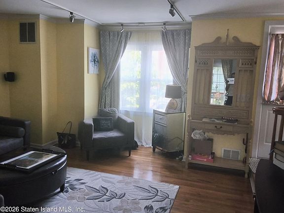 5th image of 642 Castleton Ave