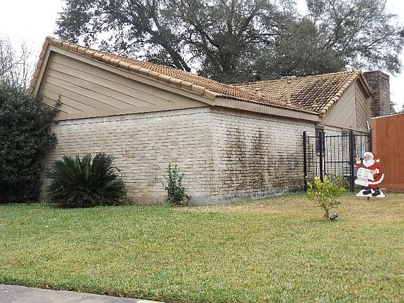 2nd image of 3915 Saratoga Dr