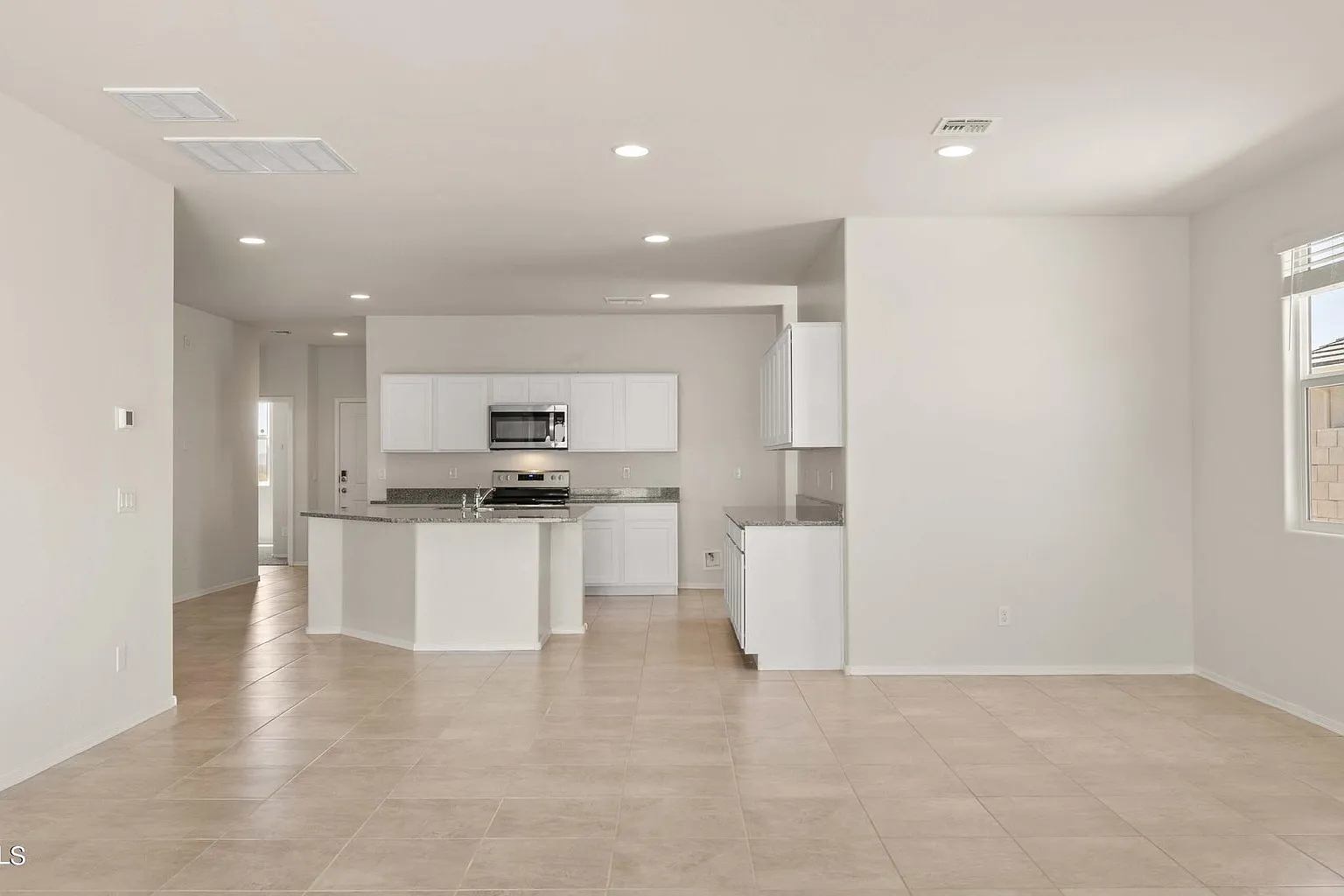 4 bed, 2051 sqft, $1,999 — Photo 4