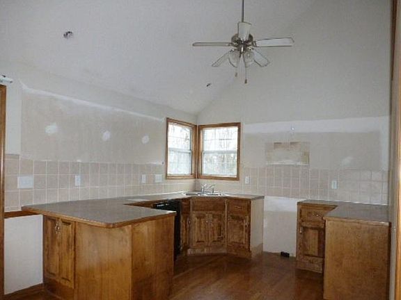 4th image of 611 Pinkston Ave