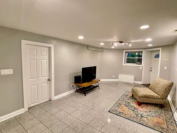 5th image of 2217 W Giddings St #G