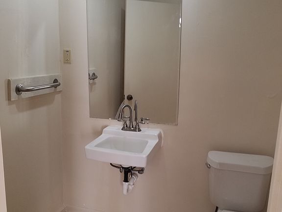 2nd image of 600 Monticello Ct APT 3