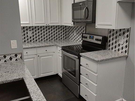 4th image of 2701 N Bell Ave