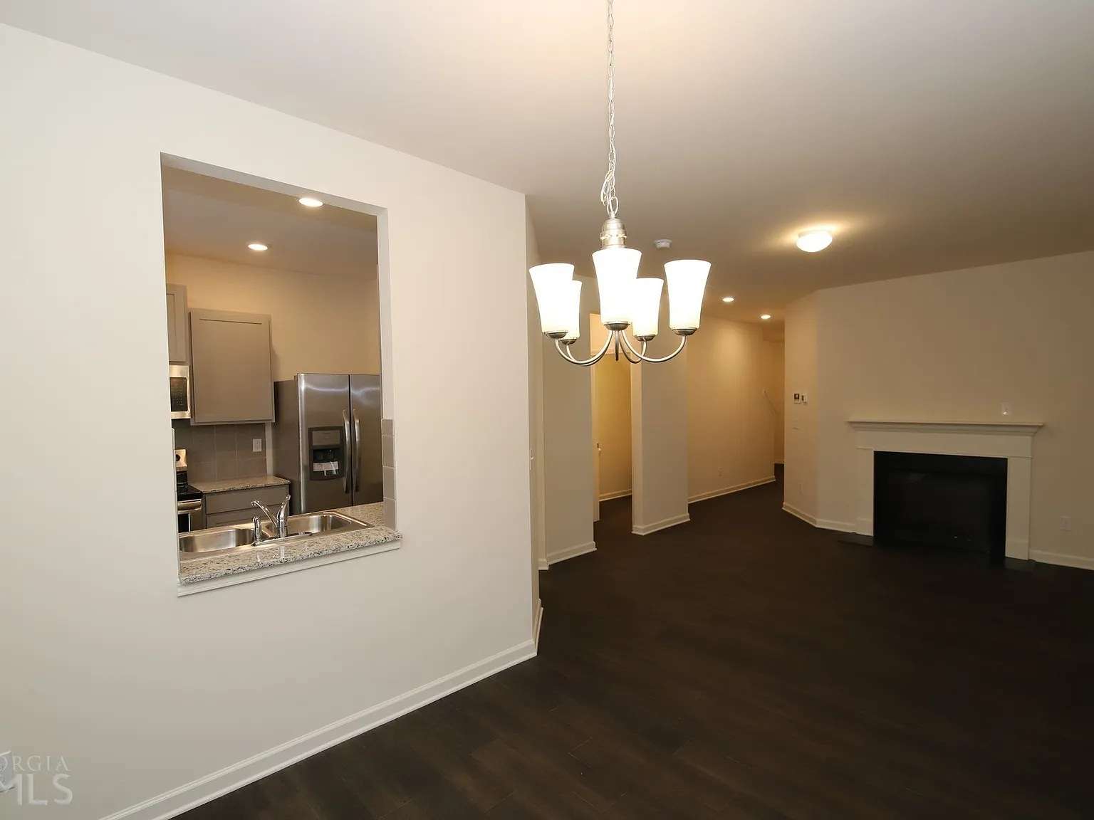 3 bed, 2.5 bath, 1477 sqft, $2,100 — Photo 4