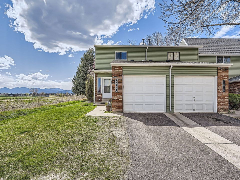 End unit with Coal Creek Trail and farm land across the ditch - lots of wildlife viewing and sunrises and sunsets to take in