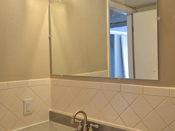 4th image of 3863 Farnam St APT 8