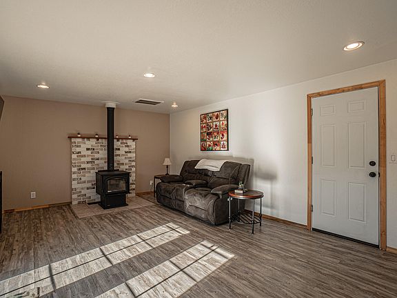 4th image of 736 Hemlock Ave