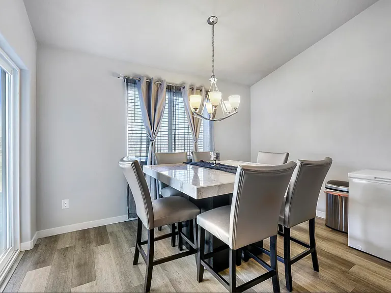 1421 N Birch St — Photo 3