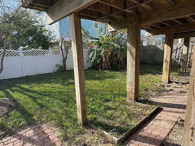 823 Hawthorne Rd — Photo 18