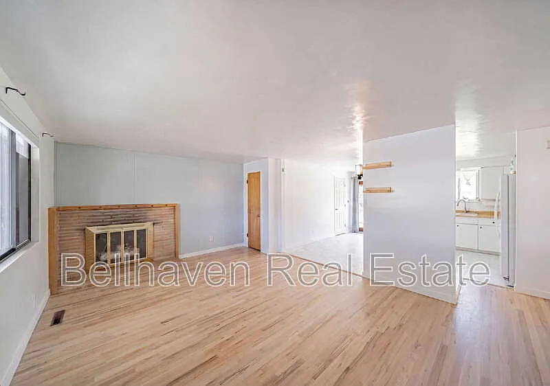 3 bed, 2.0 bath, 2106 sqft, $2,100 — Photo 2