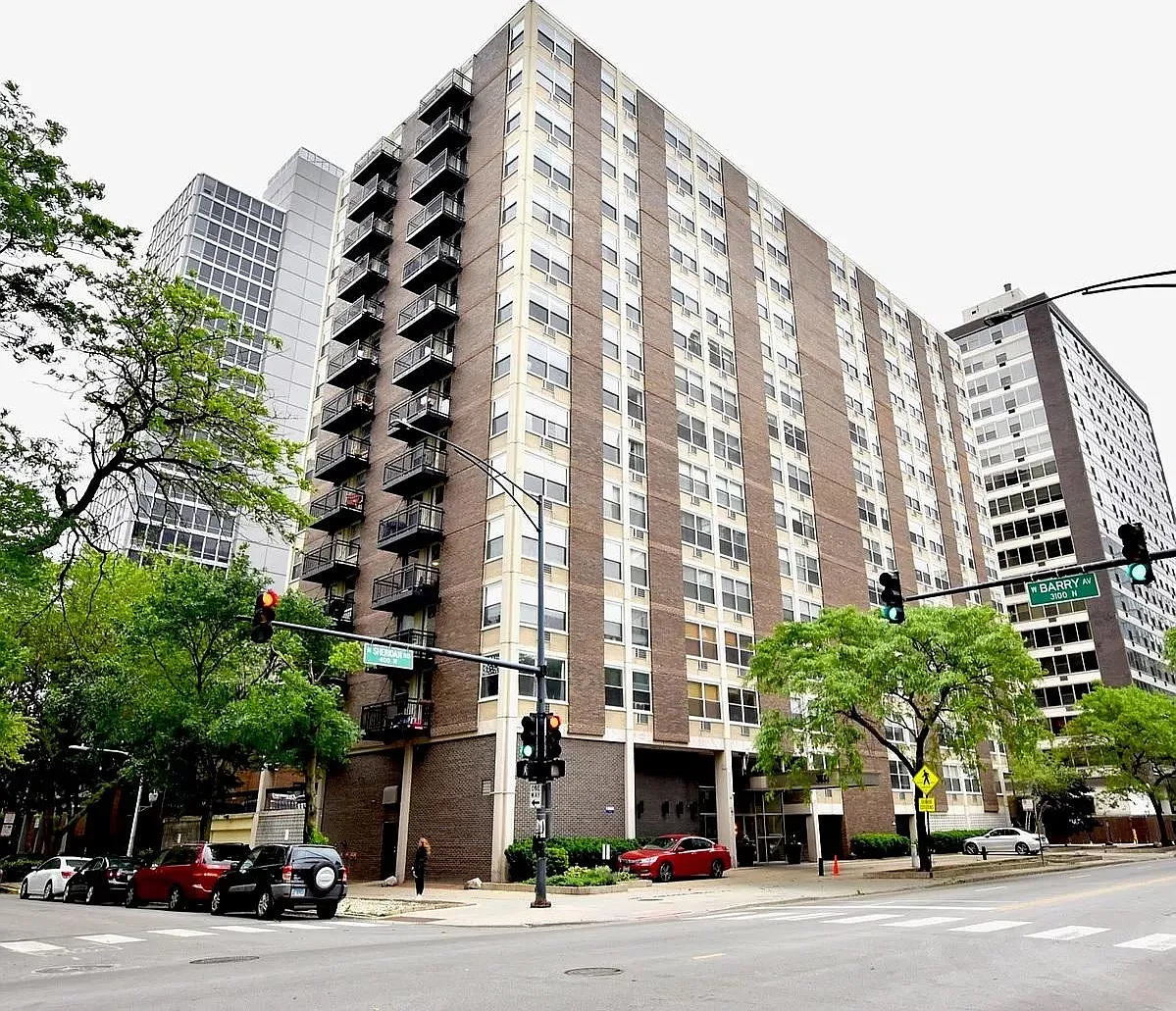 3033 N Sheridan Rd — Photo 1