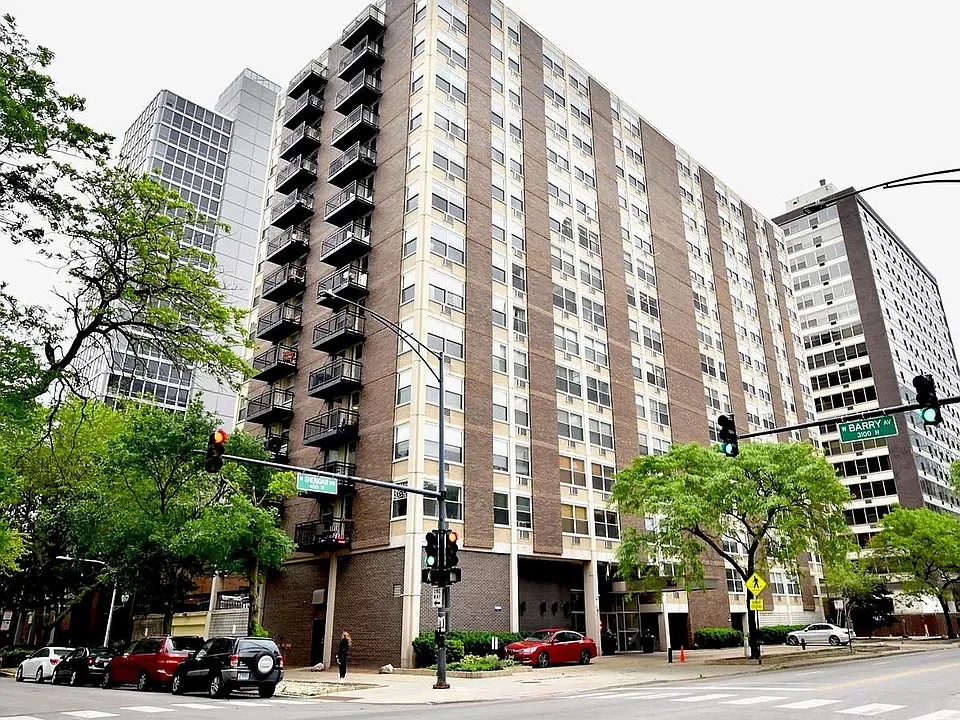 3033 N Sheridan Rd #1402