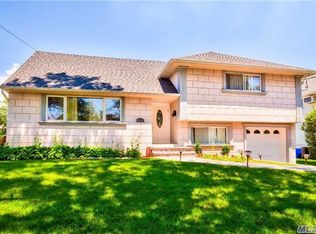 298 W Waukena Ave, Oceanside, NY 11572