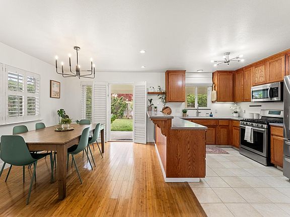 3rd image of 3146 Lake Dr
