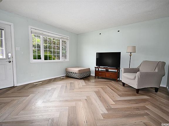 2nd image of 161 Macdowall Cres