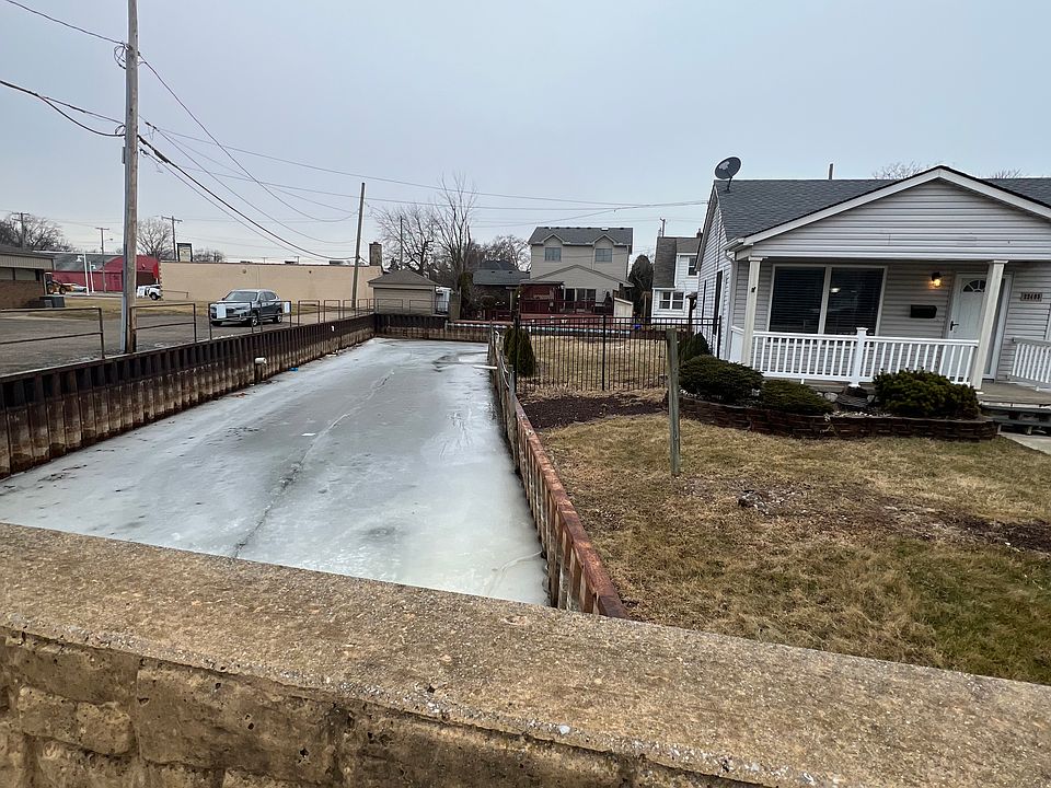 1st image of 22405 Beach St