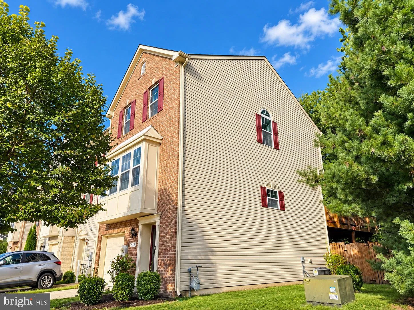 3 bed, 2.5 bath, 2212 sqft, $3,100 — Photo 2