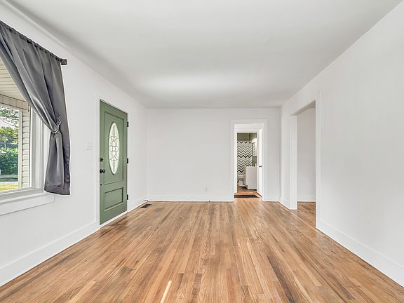 4th image of 825 Lang St NE