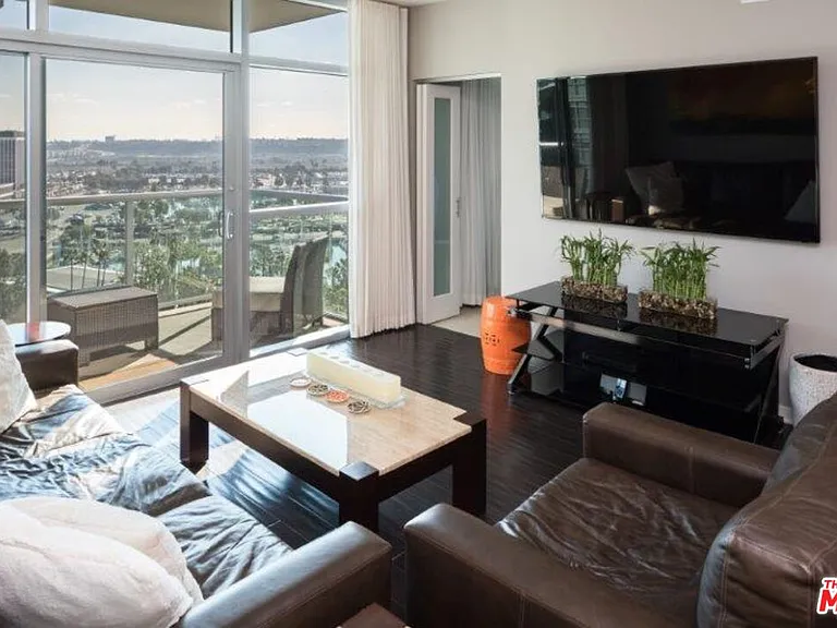 13700 Marina Pointe Dr #1725 — Photo 1