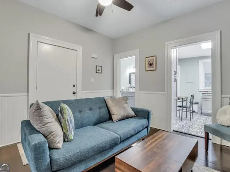 112 W Henry St #A — Photo 2