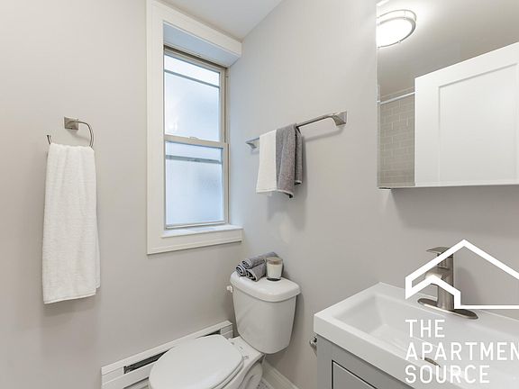 4th image of 640 W Wrightwood Ave #208F