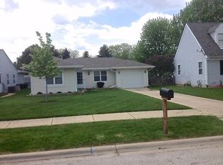 930 Greenfield Dr, Aurora, IL 60506