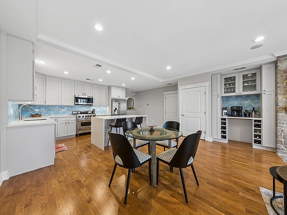3rd image of 1921 W Diversey Pkwy #401