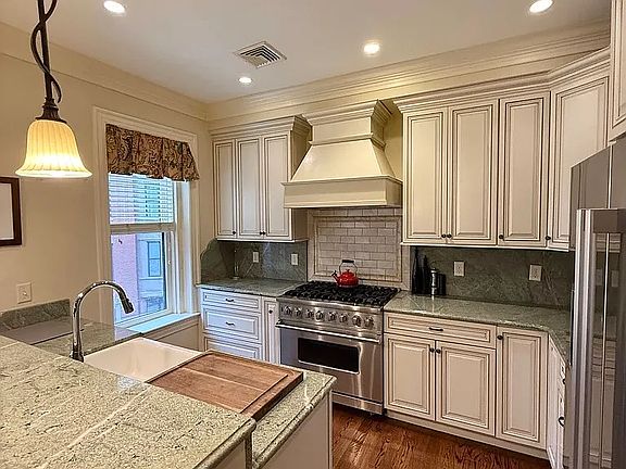 4th image of 167 Newbury St #Penthouse