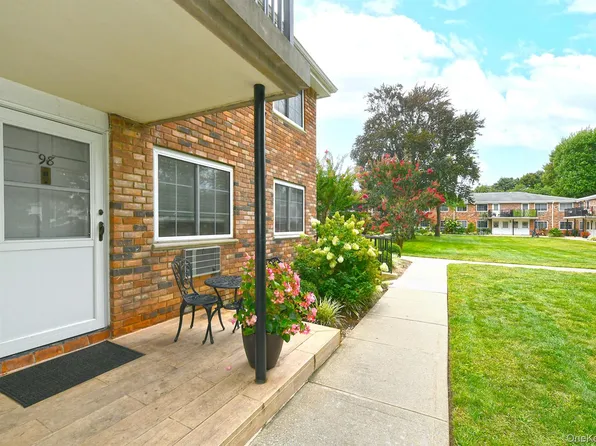 98 Jervis Avenue #98, Farmingdale, NY 11735