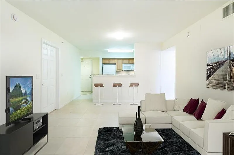 2 bed, 2.0 bath, 880 sqft, $1,900 — Photo 2