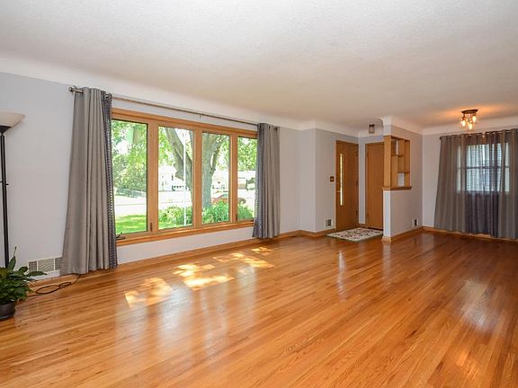 3rd image of 955 Island Lake Ave