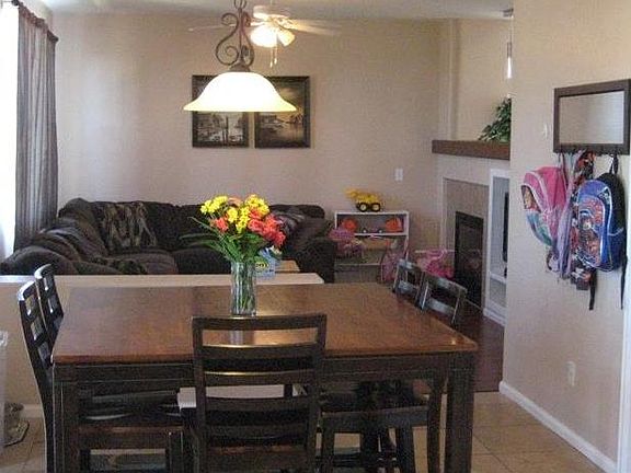 Large Eating Space off the Kitchen!