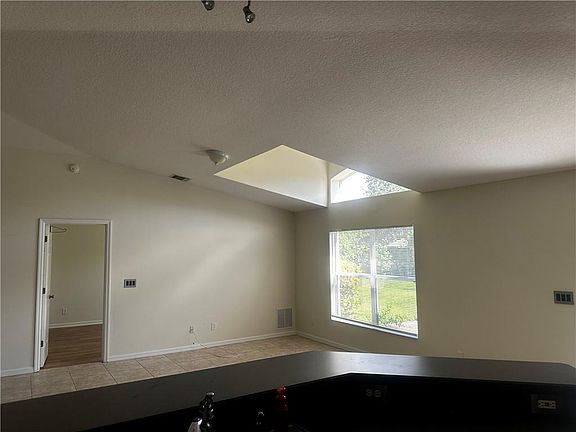 5th image of 899 Greenleaf Cir