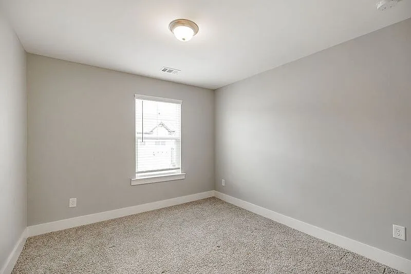 3 bed, 2.5 bath, 1818 sqft, $2,130 — Photo 3
