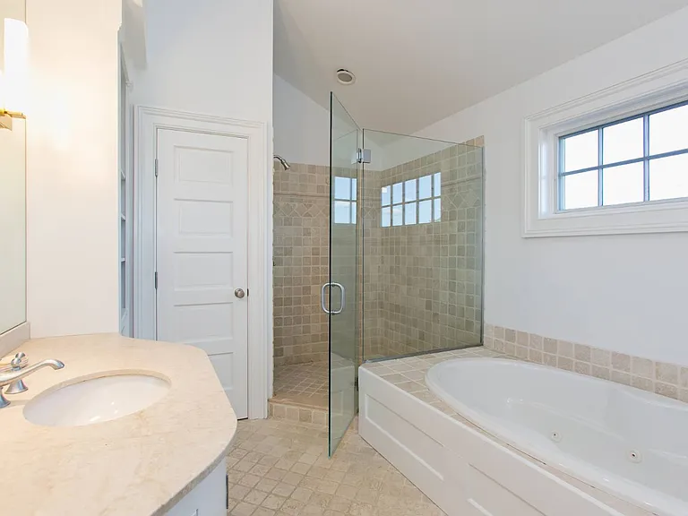 4 Hobart Ln — Photo 19