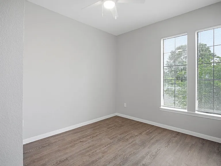 611 Carpenter Ave — Photo 12