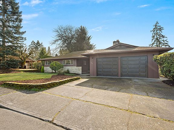 3rd image of 620 NW Queens Ct