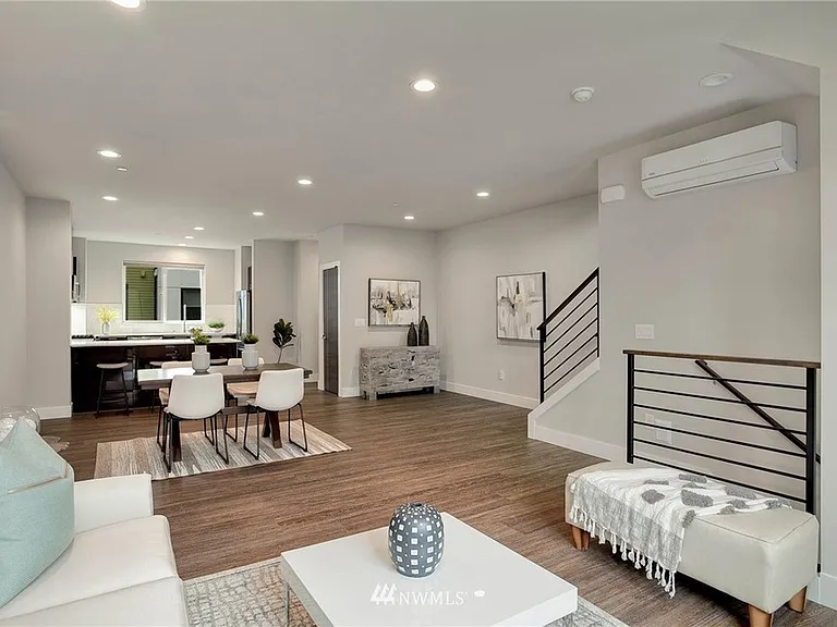 520 Fremont Walk SE — Photo 2
