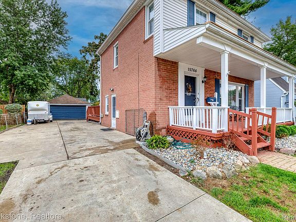 3rd image of 15764 Deerfield Ave