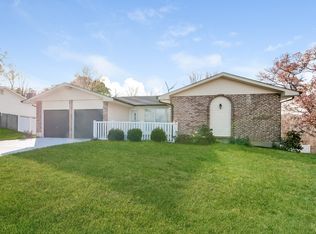 345 Beaver Lake Dr, Saint Charles, MO 63303