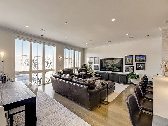 2nd image of 5015 N Clark St #201