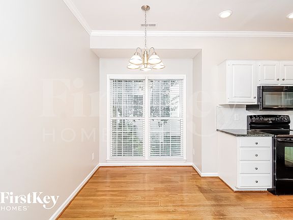 4th image of 9 Park Village Ct
