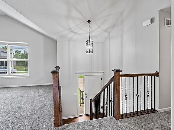 5th image of 3621 NE 85th St
